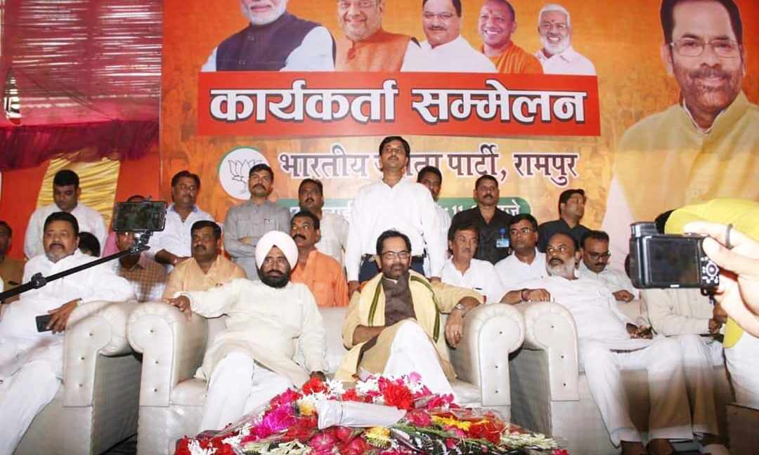 सार्वजनिक जीवन में अकड़ और अहंकार व्यक्ति के पतन का सबसे बड़ा कारण होता है : नकवी