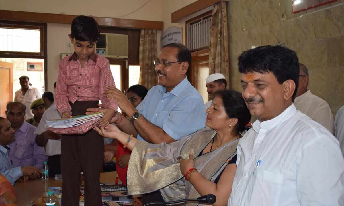 सरकारी स्कूल में गरीब का बच्चा पढेगा इस मानसिकता को बदलना होगा- कपिल देव अग्रवाल