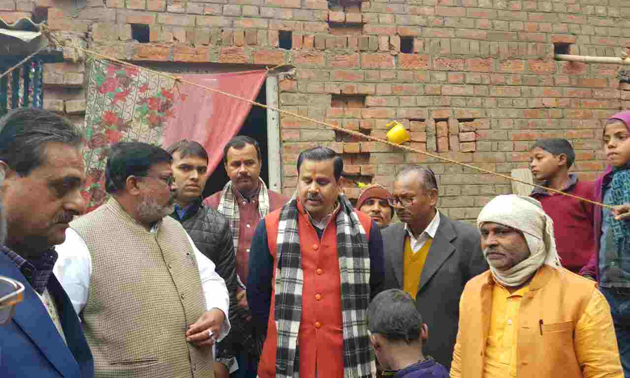 ग्राम्य विकास मंत्री ने गाजीपुर के महाराजगंज गांव में प्रधानमंत्री आवास योजना (ग्रामीण) के तहत निर्मित आवासों का आकस्मिक निरीक्षण किया