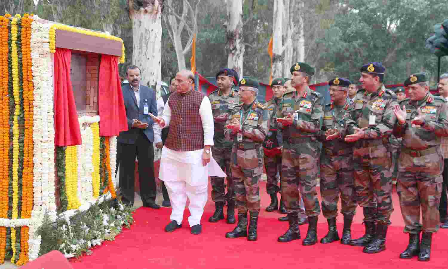 सशस्त्र बलों के कर्मियों ने राष्ट्र निर्माण में अमूल्य योगदान दिया : रक्षामंत्री