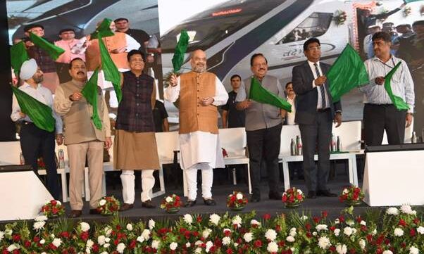 होम मिनिस्टर अमित शाह ने नई दिल्ली से मां वैष्णो देवी, कटरा तक वंदे भारत एक्सप्रेस को हरी झंडी दिखाई