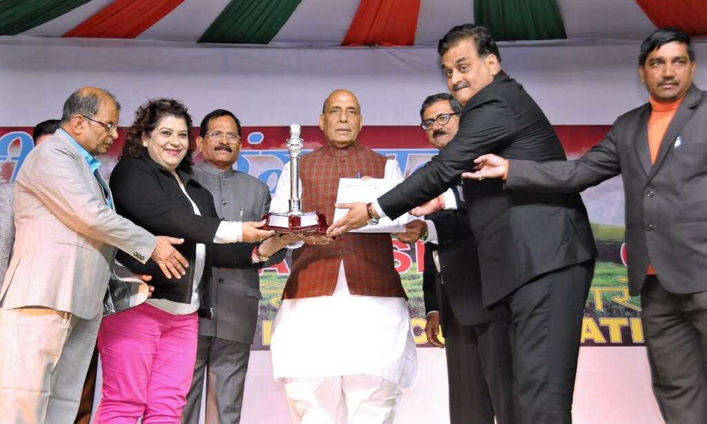 गणतंत्र दिवस की सर्वोत्कृष्ट झाँकी के लिए उत्तर प्रदेश को द्वितीय स्थान हेतु पुरस्कार प्राप्त करते हुए सूचना निदेशक शिशिर