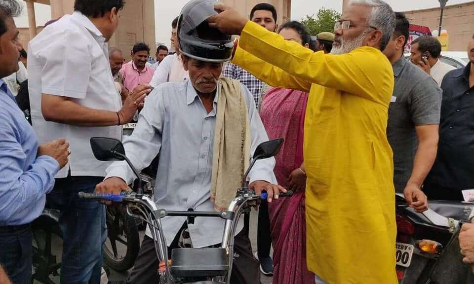 सड़क सुरक्षा सप्ताह के दूसरे दिन परिवहन मंत्री ने बांटे हेल्मेट, लोगों को किया जागरूक