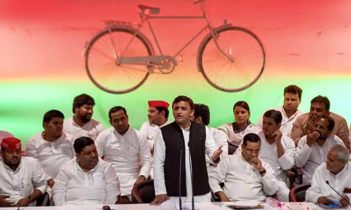 रूपया काला सफेद नहीं होता है, लेन-देन काला सफेद होता है : अखिलेश यादव
