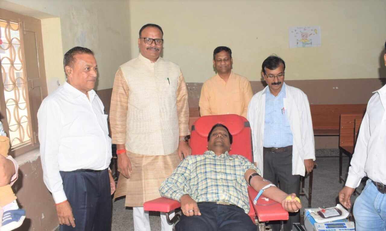 रक्तदान जीवनदान है,रक्तदान के लिए जागरूकता जरूरी : ब्रजेश पाठक