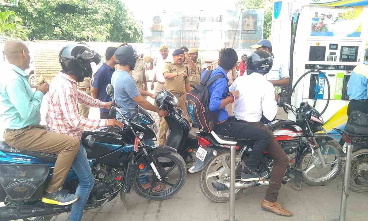 बिना हैलमेट पैट्रोल भरने वालों को एसपी यातायात ने जमकर हड़काया