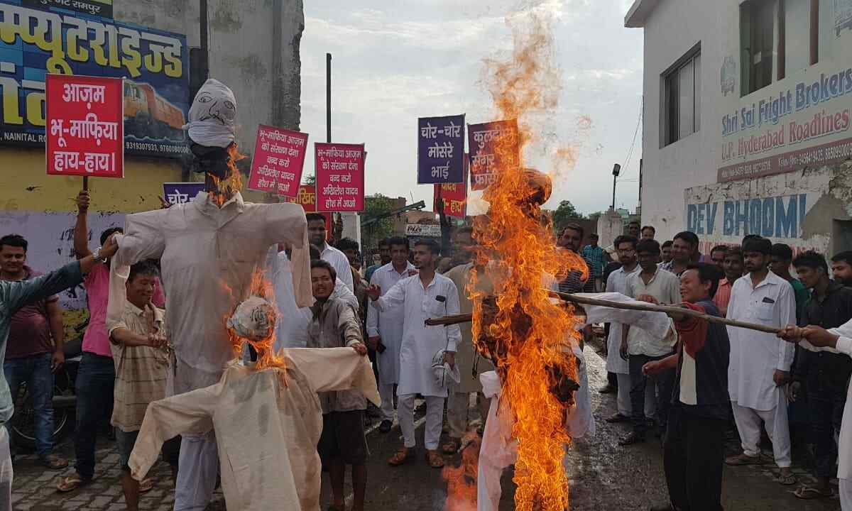 क्या है अखिलेश-आज़म का सेंगर कनेक्शन,रामपुर में फूंका गुरू चेलों का पुतला