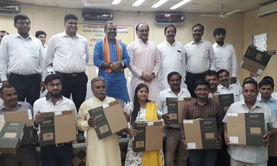 सिद्धार्थ नाथ सिंह ने ई डिस्ट्रिक्ट परियोजना के अंतर्गत जनपद मेरठ के लेखपालों को किया लैपटॉप वितरण