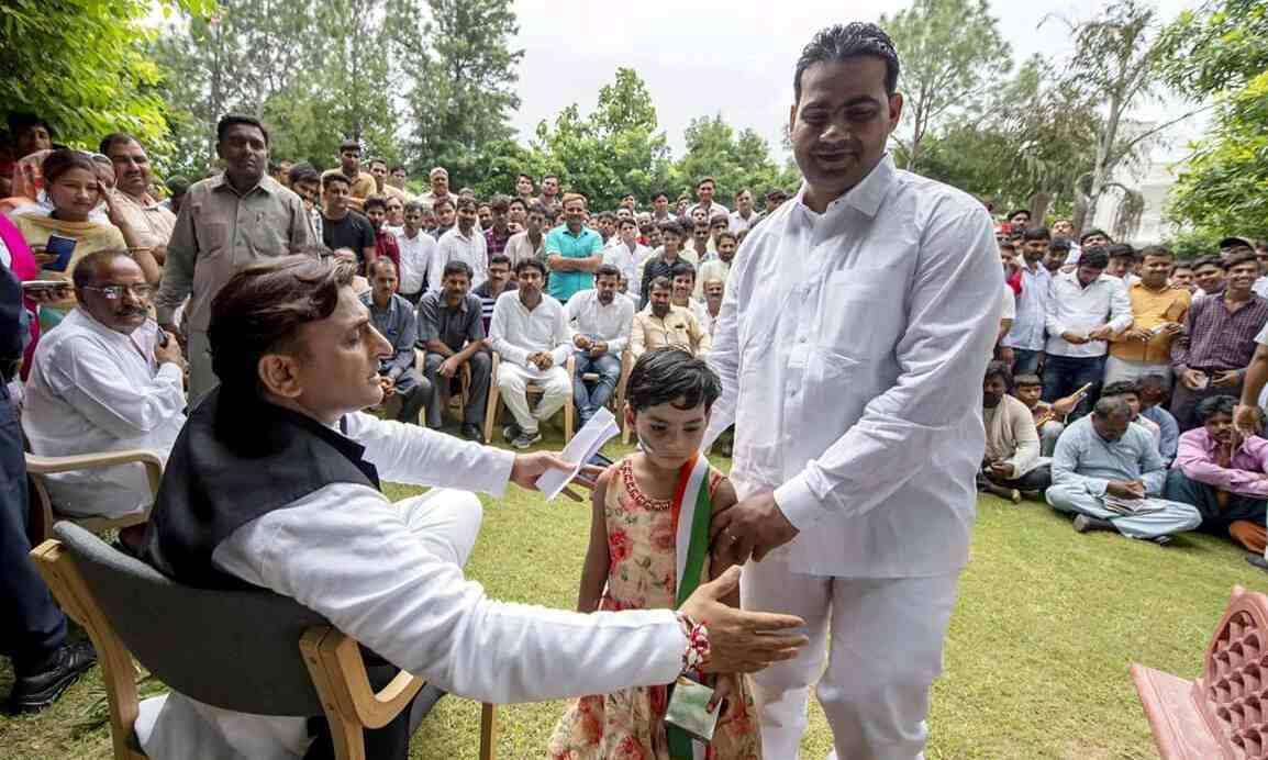 जनसंवाद को पार्टी कार्यकर्ताओं सें रूबरू हुए अखिलेश यादव