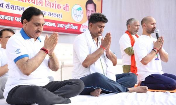 योग जीवनशैली को बदलने और चेतना को उत्पन्न करने का साधन - डॉ. रमेश पोखरियाल निशंक