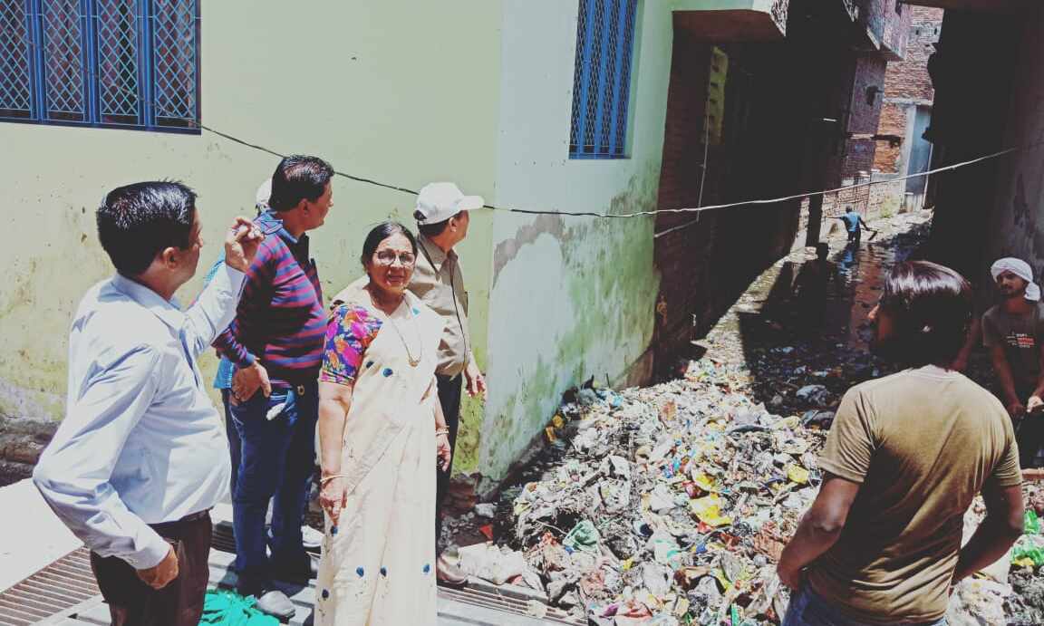 तपती धूप में पालिकाध्यक्ष अंजू अग्रवाल ने अपने सामने निकलवायी नालो से सिल्ट