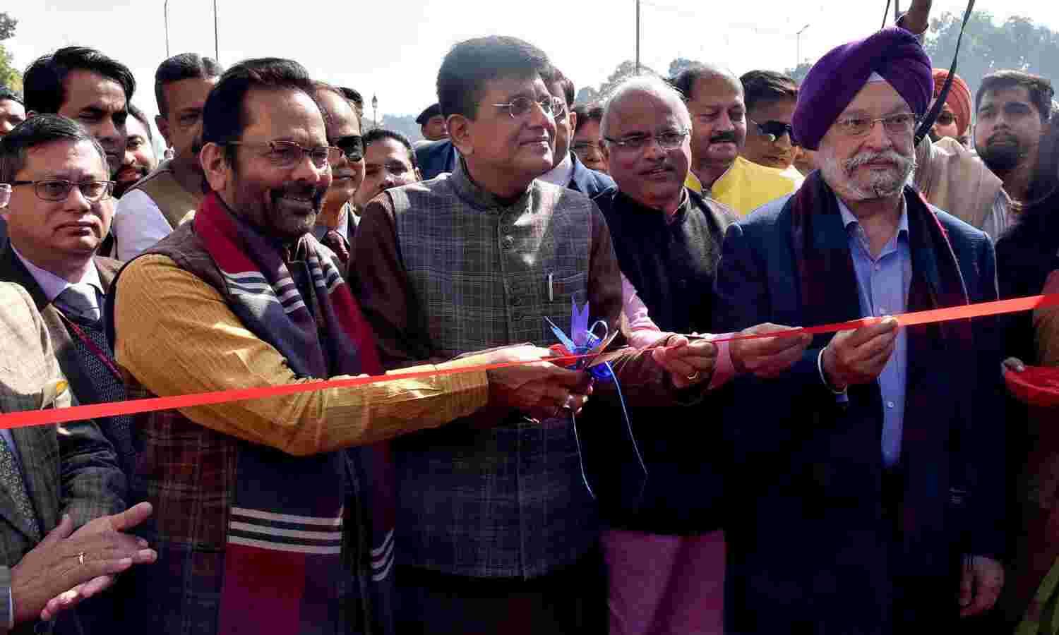 पीयूष गोयल, मुख्तार अब्बास नकवी और हरदीप सिंह पुरी ने 20 वें हुनर हाट का उद्घाटन किया