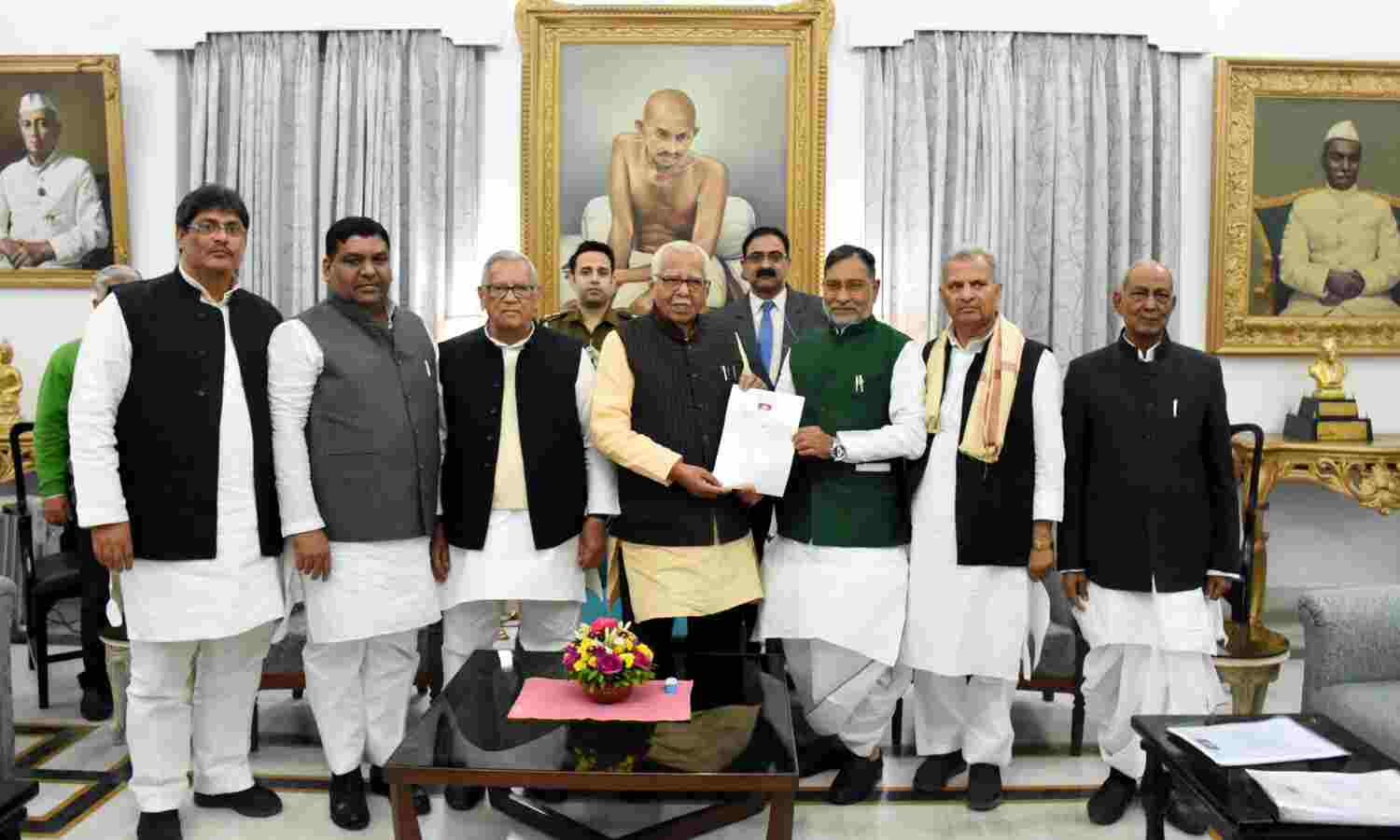 उत्तर प्रदेश में बिजली दरों में हुई बेतहाशा वृद्धि की वापसी की मांग करते हुए समाजवादी पार्टी के प्रतिनिधिमण्डल  ने राज्यपाल  को ज्ञापन सौंपा