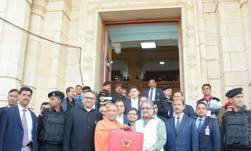 योगी आदित्यनाथ सरकार ने पेश किया बजट