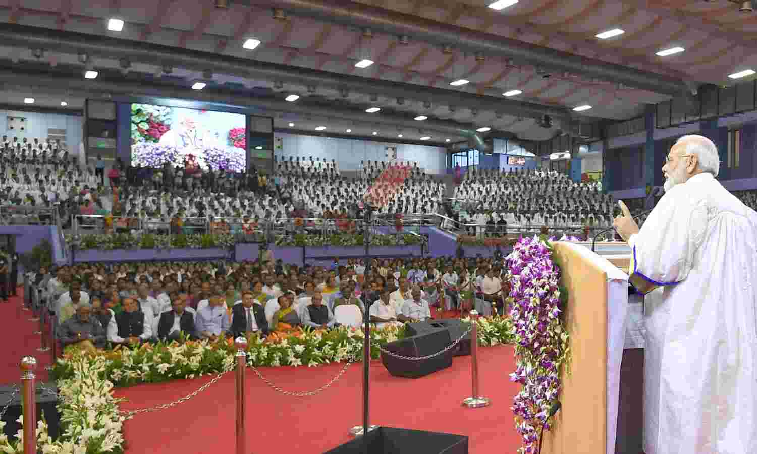 प्रधानमंत्री  नरेंद्र मोदी ने विद्यार्थियों से देश की समस्याओं का आसान समाधान खोजने का अनुरोध किया