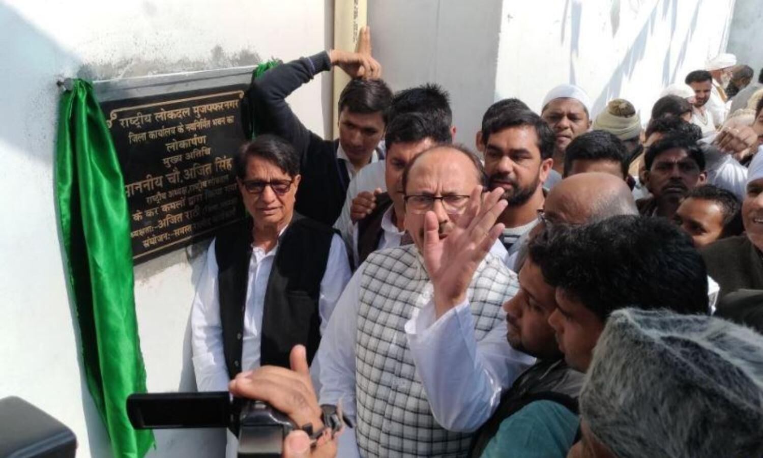रोज एक दूसरे से हाथ मिलाएं, जाट और मुसलमान : अजित सिंह रोज एक दूसरे से हाथ मिलाएं, जाट और मुसलमान : अजित सिंह