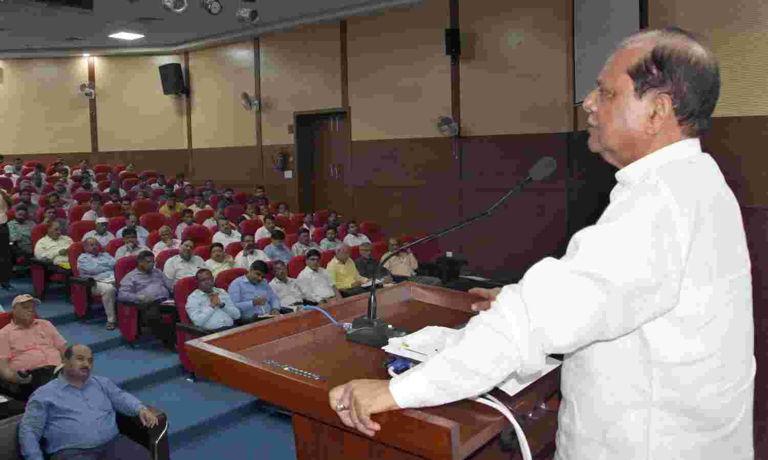 अधिकारी पूरी तन्मयता एवं प्रतिबद्धता से करें काम, कार्यालयों को बनाएं आकर्षक - मोती सिंह