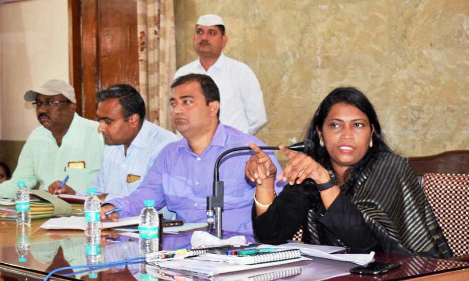 डीएम का शिथिलता पर कड़ा रूख,अधिकारियों को लगाई कड़ी फटकार