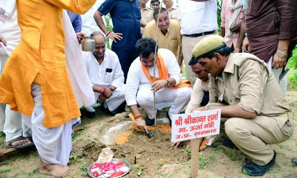 मिनिस्टर श्रीकांत शर्मा ने मथुरा में किया वृक्षारोपण