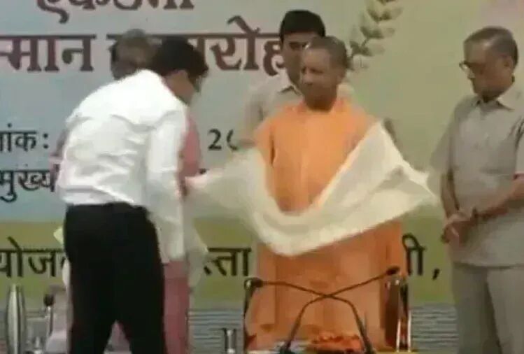 सीएम योगी ने एडीएम समेत 10 साहित्यकारों को किया हिंदुस्तानी एकेडमी पुरस्कार से सम्मानित