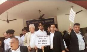 हाई कोर्ट की मांग और बढ़ी हुई कोर्ट फ़ीस के विरोध में राज्यपाल का घेराव किया