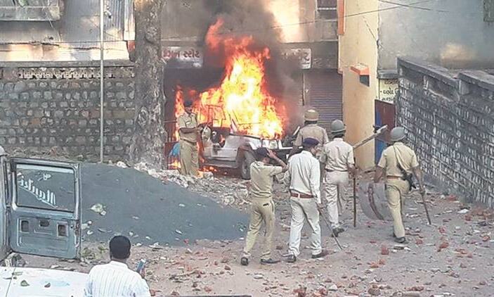 किसानो पर पुलिस फायरिंग शख्स की मौत भीड़ ने थाने में आग लगायी