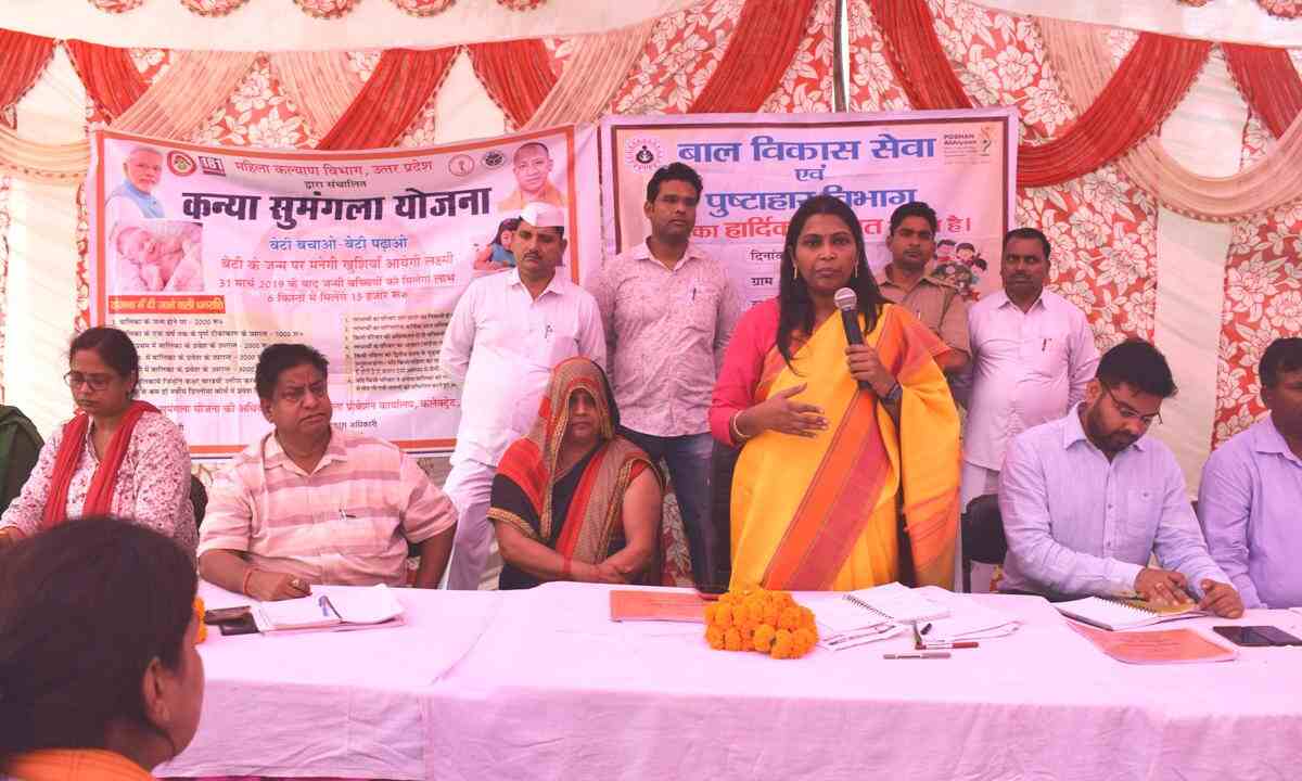 डिस्ट्रिक्ट मजिस्ट्रेट ने ग्राम पचेंडा कलां में जन चौपाल लगाकर सुनी ग्रामवासियों की समस्याएं