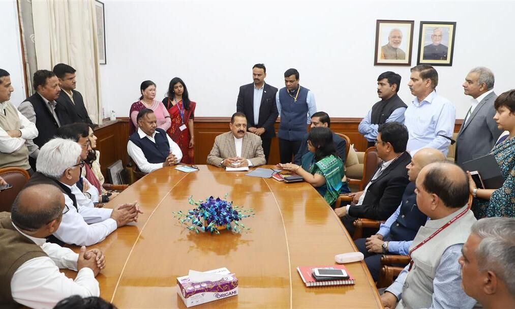 मुख्‍य सचिव  के साथ कथित मार-पीट तथा दुर्व्‍यवहार की घटना पर दिल्‍ली सरकार के कर्मचारियों के शिष्‍टमंडल की डॉ. जितेंद्र सिंह से मुलाकात