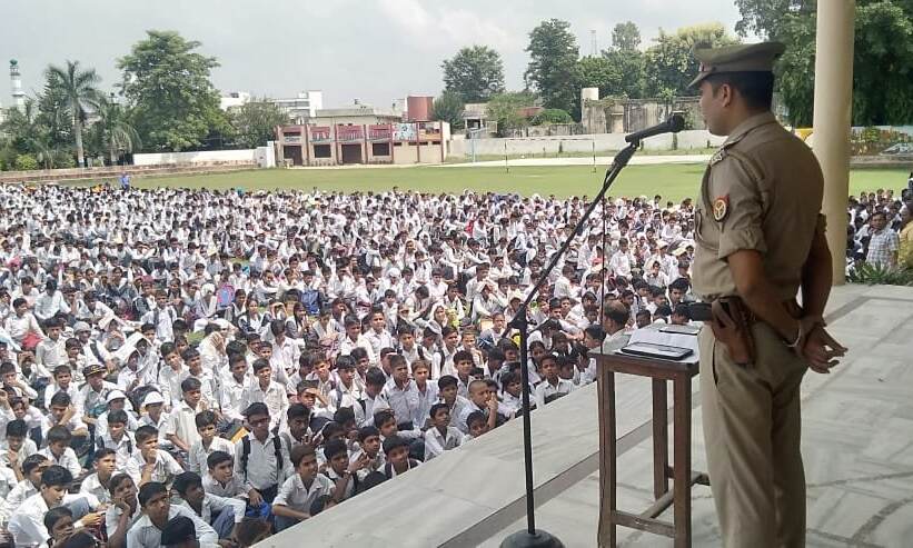 मुजफ्फरनगर पुलिस ने डीएवी कालेज के छात्रों को UPCOP App के बारे में जानकारी दी