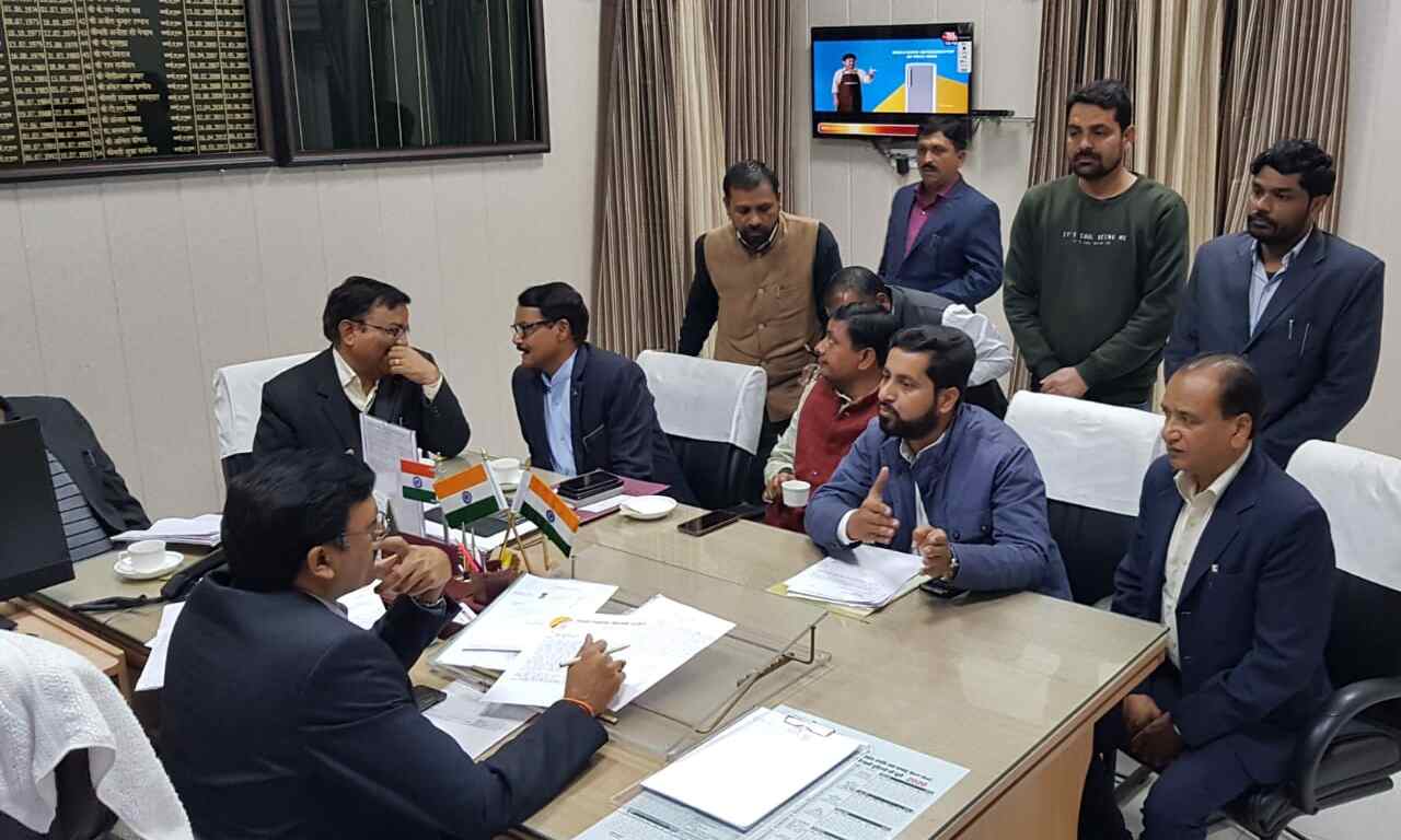 स्कूलों में मनमानी फ़ीस वसूलने के खिलाफ डीएम से की शिकायत