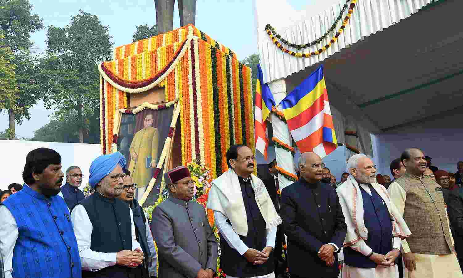 राष्‍ट्र आज डॉ. बी आर अम्‍बेडकर के 64वें महापरिनिर्वाण दिवस पर अर्पित कर रहा श्रद्धांजलि