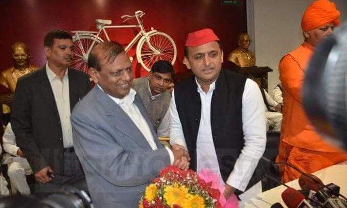 बीएस-4 के राष्ट्रीय अध्यक्ष आर.के. चौधरी ने अपने संगठन का समाजवादी पार्टी में विलय किया