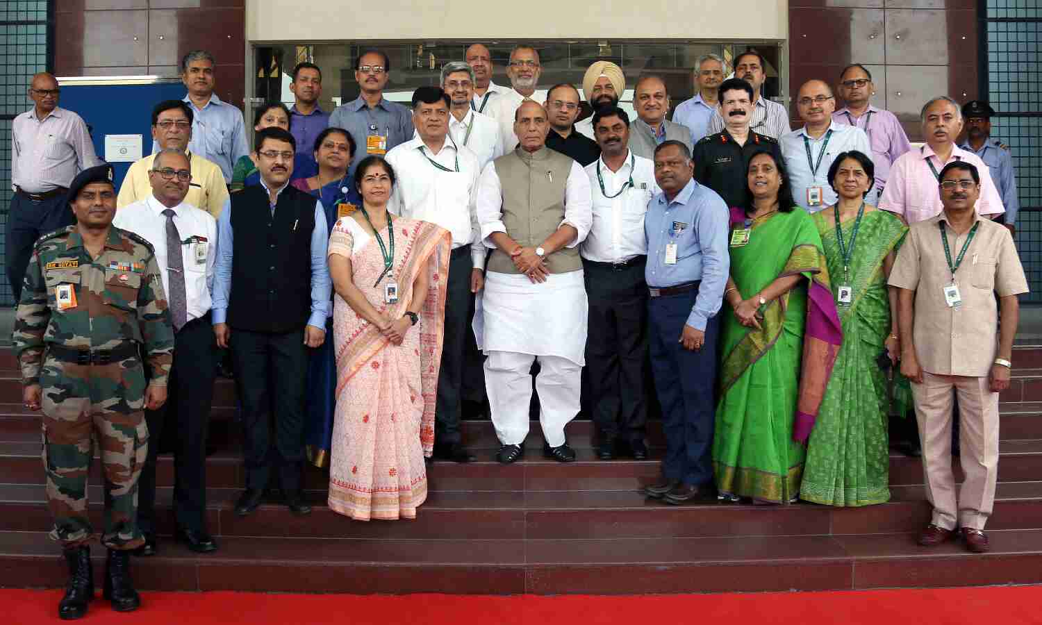 रक्षामंत्री ने महत्‍वपूर्ण रक्षा प्रौद्योगिकी क्षेत्र में अनुसंधान और विकास की प्रगति की समीक्षा की