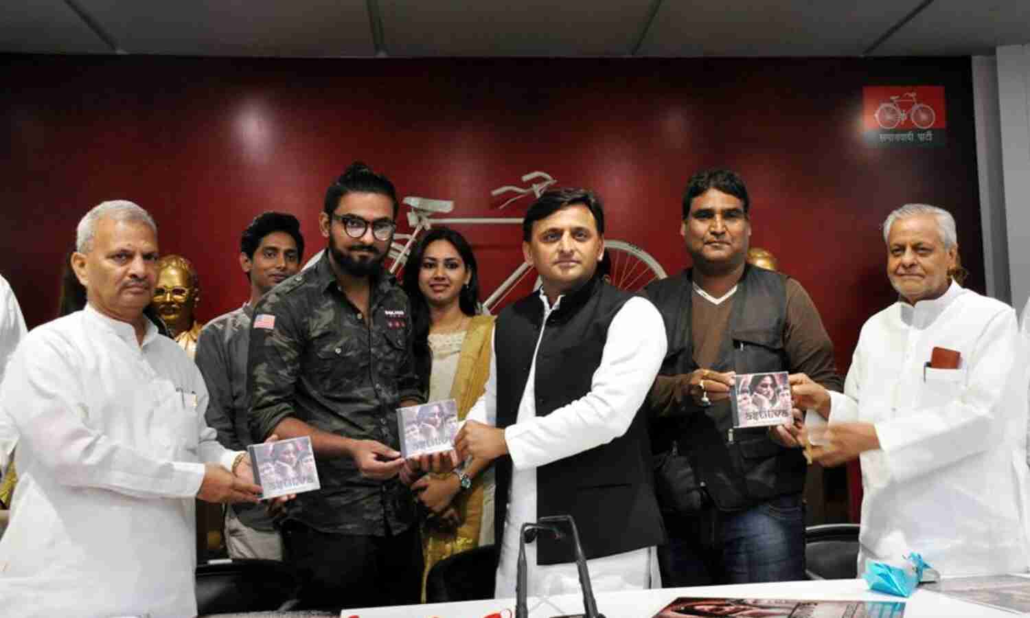 महिलाओं व किशोरियों पर एसिड़ से हमला अपराधिक और अमानवीय कृत्य है : अखिलेश यादव