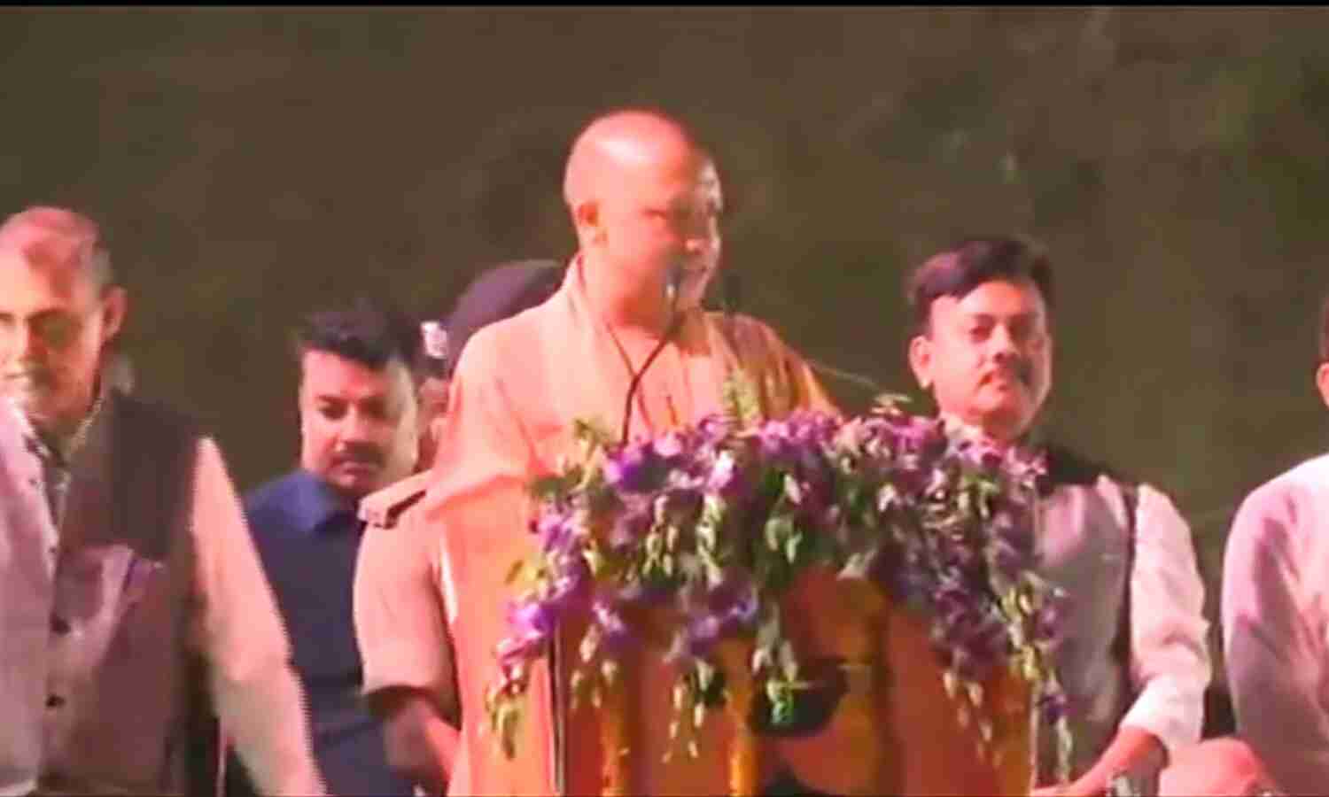 मुख्यमंत्री योगी आदित्यनाथ ने राम की पैड़ी पर दीपोत्सव में भाग लिया