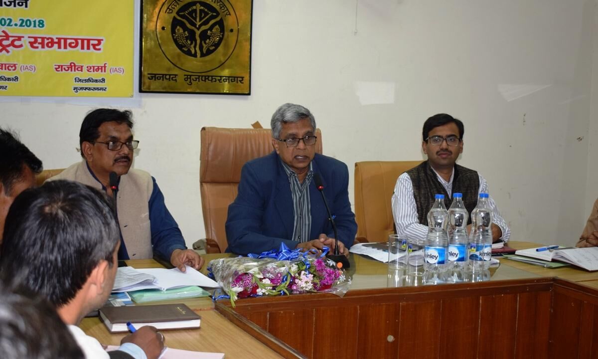गौशाला को लाभकारी बनाने में जुटा प्रशासन, डीएम बोले-गौशाला खोले और उसे रोजगार से जोडे