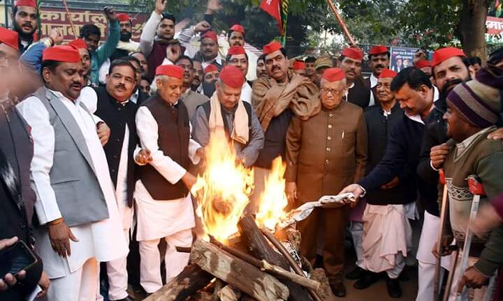 मौसम की मार से बचाने के लिए न तो कहीं अलाव जल रहे हैं, न कम्बल बंट रहे हैं : अखिलेश यादव