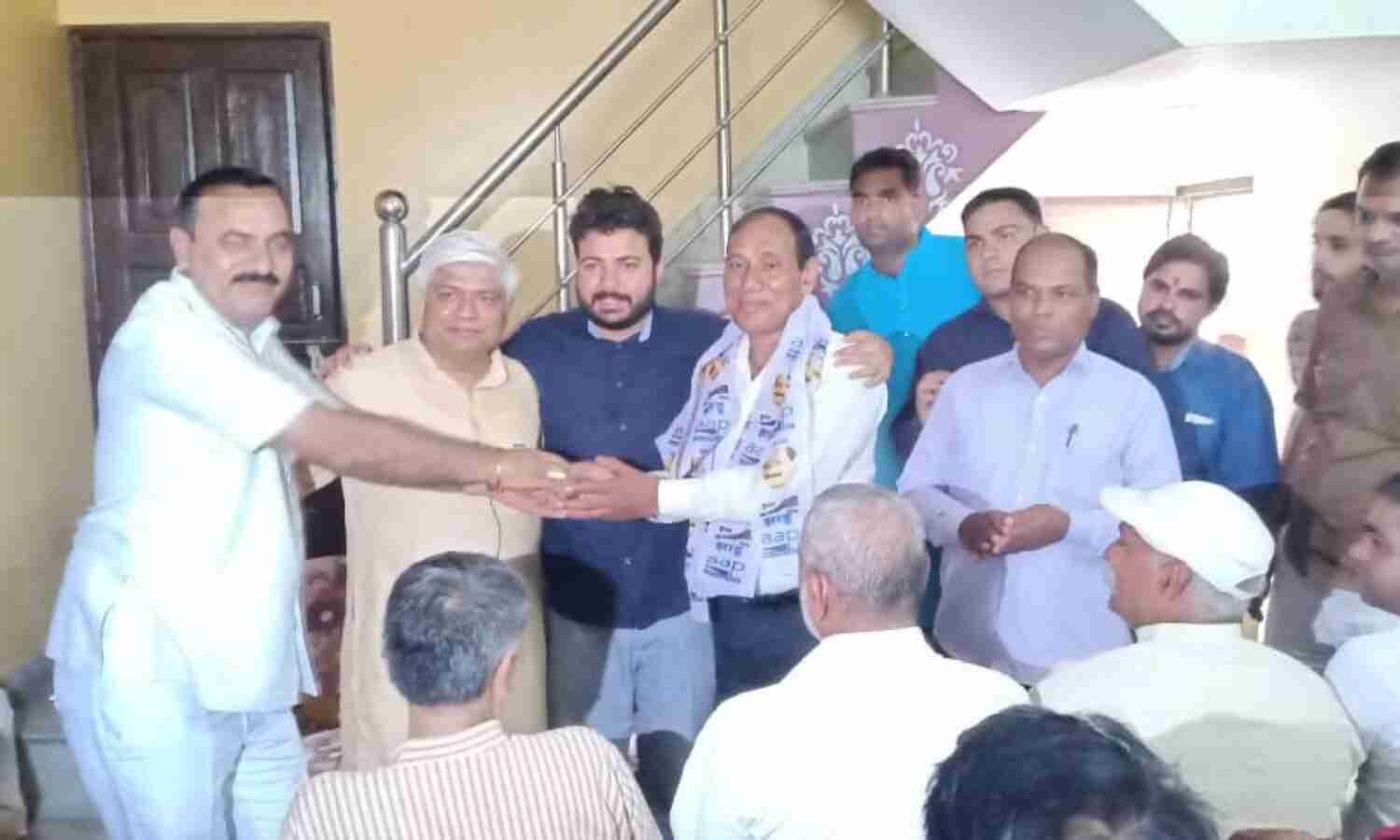 बसपा के पूर्व जिला प्रभारी व वरिष्ठ नेता सैंकड़ों कार्यक्रताओं के साथ आम आदमी पार्टी में शामिल