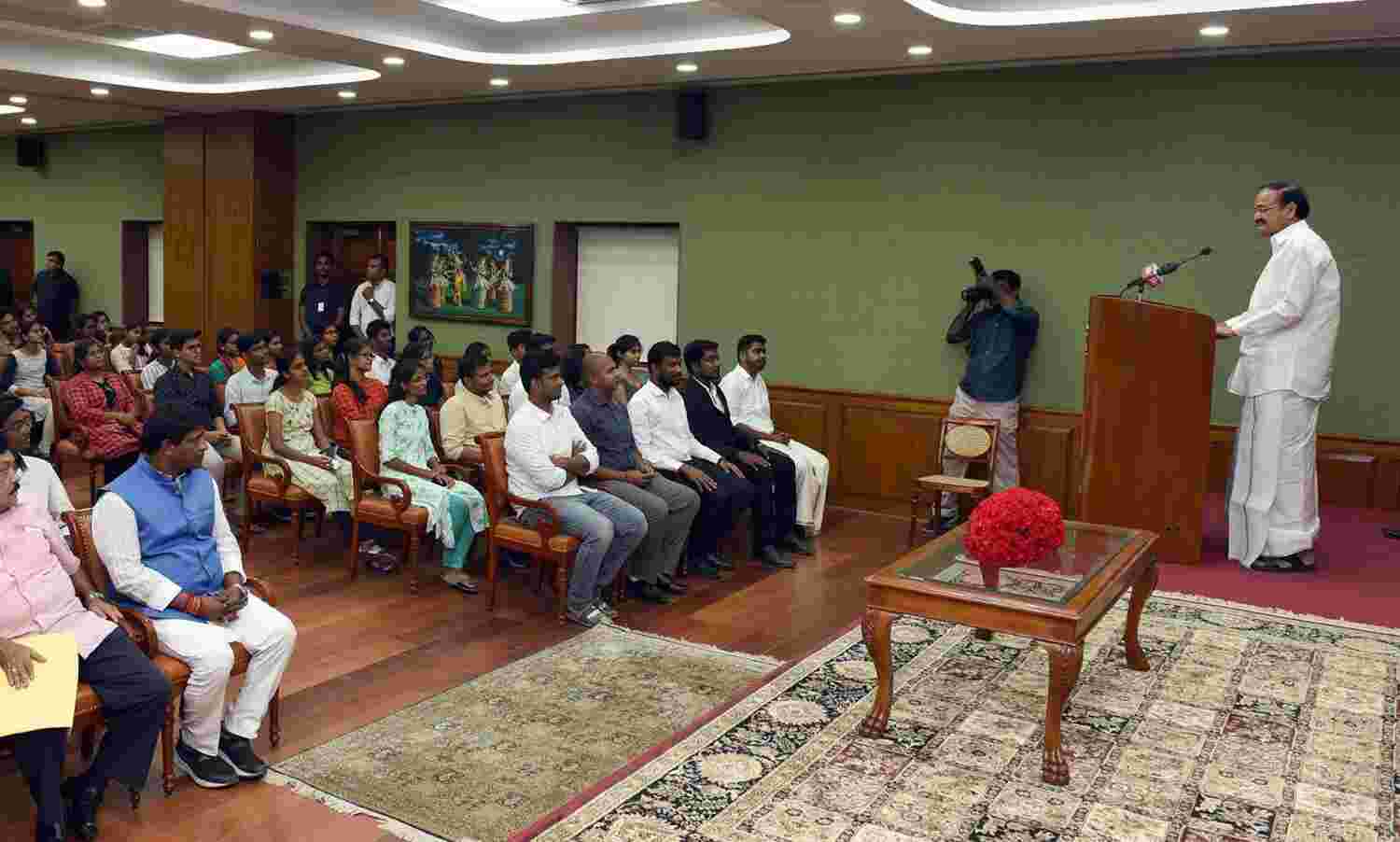 भारतीय दृष्टिकोण और भारतीय मूल्यों के अनुरूप इतिहास का ज्ञान होना जरूरीः उपराष्ट्रपति