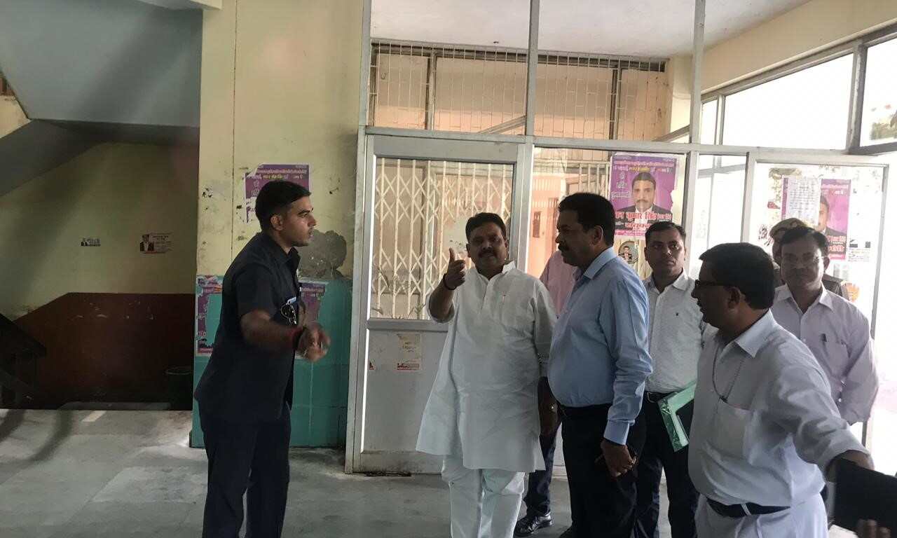 राज्यमंत्री रवीन्द्र जायसवाल ने किया स्टाम्प एवं निबंधन कार्यालय का औचक निरीक्षण