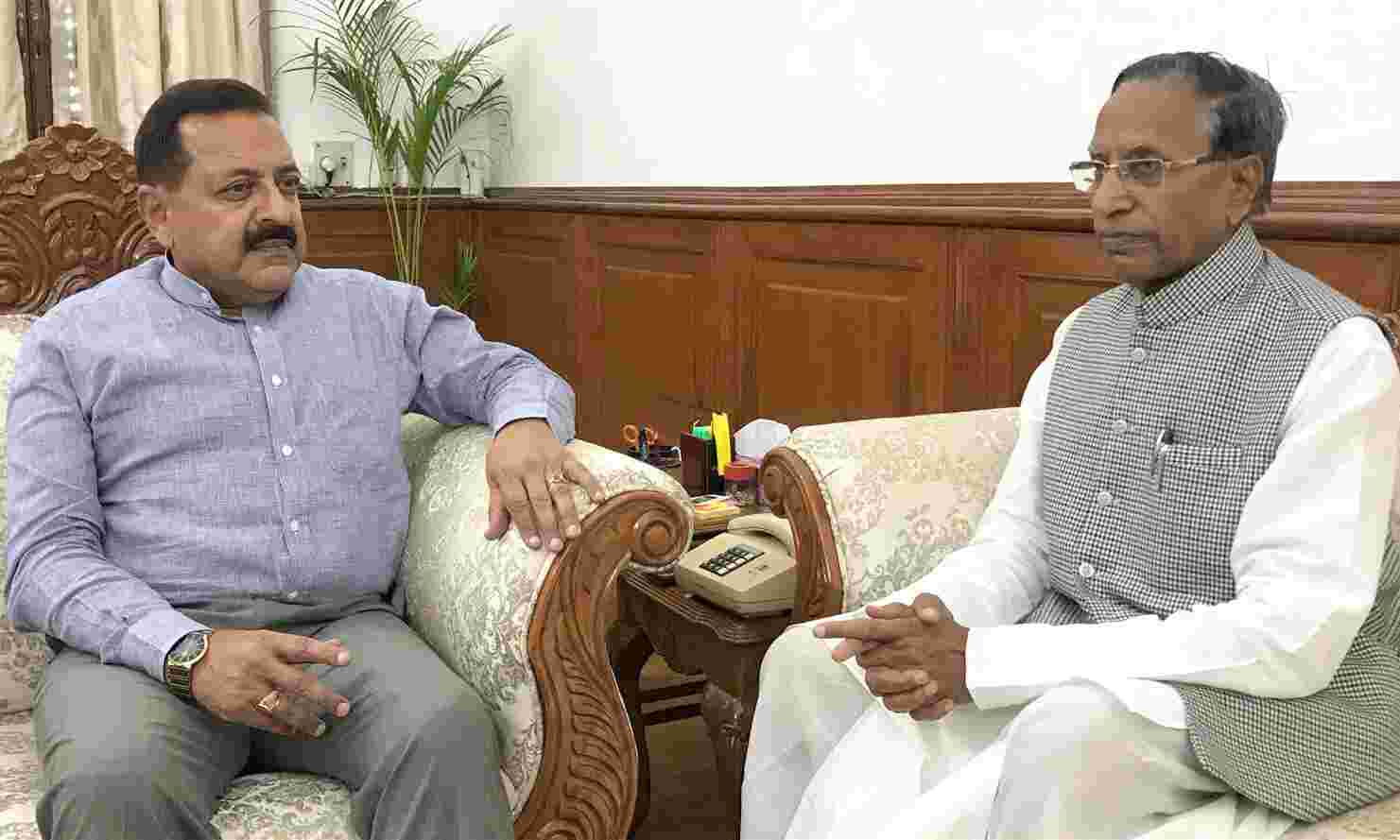 सिक्किम के राज्‍यपाल गंगा प्रसाद ने पूर्वोत्‍तर विकास मंत्री जितेंद्र सिंह से मुलाकात की