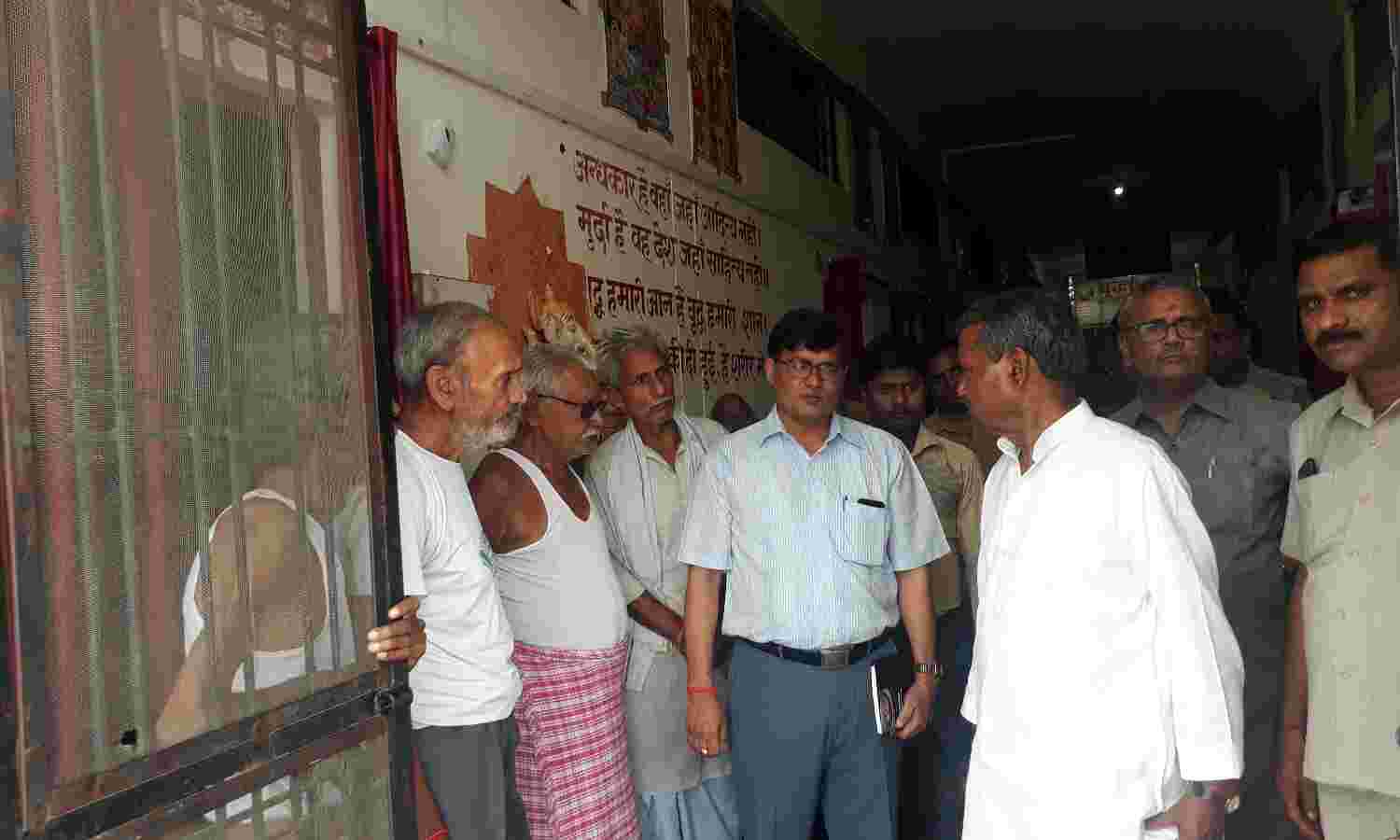 निरीक्षण के दौरान अनुपस्थित कार्मिकों से स्ष्पटीकरण लेने के निर्देश -मंत्री रमापति शास्त्री