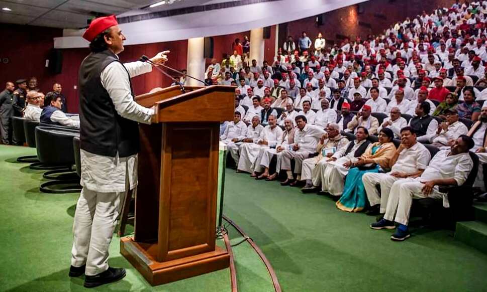 चीनी मिल मालिक मनमानी कर रहे हैं : अखिलेश यादव