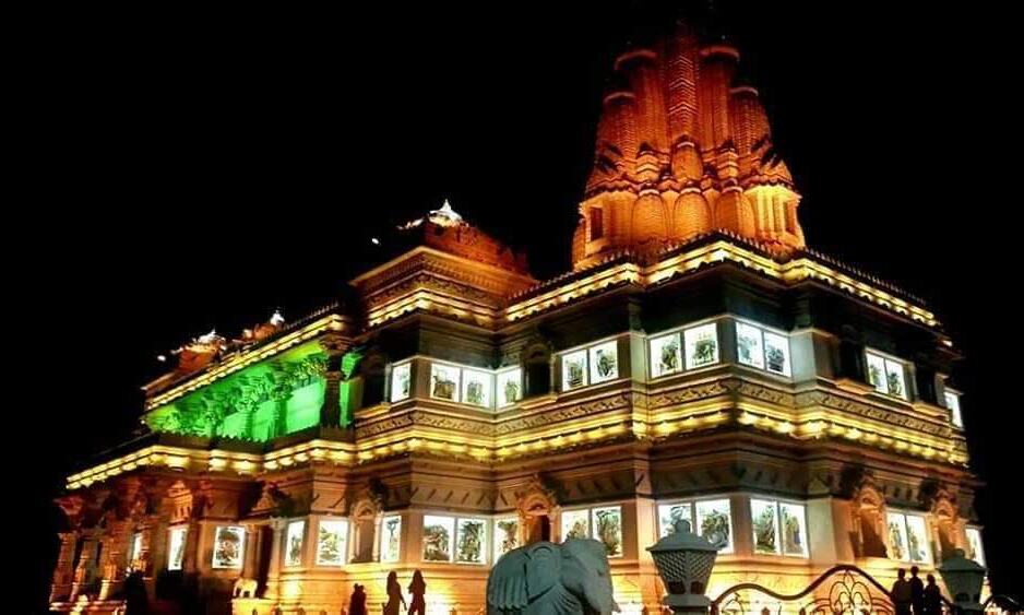कृष्ण जन्मोत्सव पर भक्ति, प्रेम व आस्था की गहराइयों में भक्तों की उत्सवधर्मिता का विहंगम दृश्य