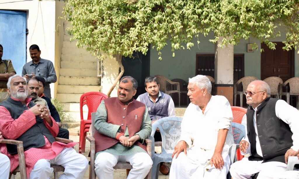 राज्य मंत्री  गिरीश चन्द्र यादव डी0एन0ए0 के जनक स्व0 लाल जी सिंह के आवास पर जाकर श्रद्धांजलि अर्पित की