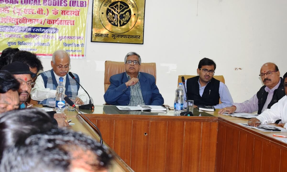 आशा 102-108 सेवाओं का उपयोग जनसमुदाय को प्रदान कराने में सहयोग करेंः डीएम