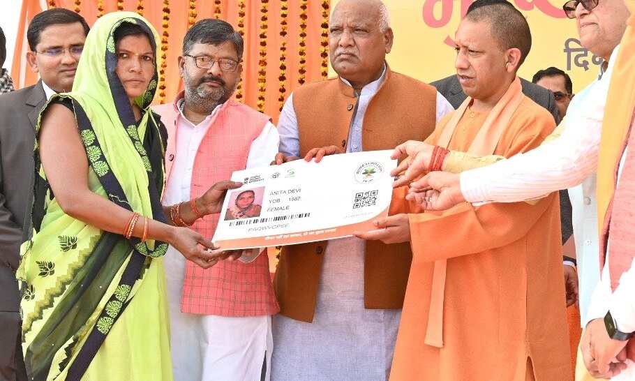 समाज के सबसे कमजोर व्यक्ति का इलाज अच्छे से अच्छे चिकित्सा संस्थान में हो सके : योगी