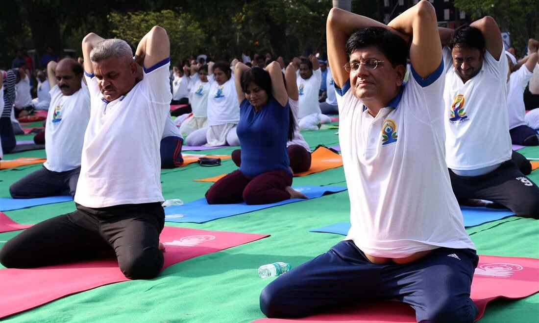 नई दिल्ली के ऑफिसर्स क्लब में योग सत्र का आयोजन