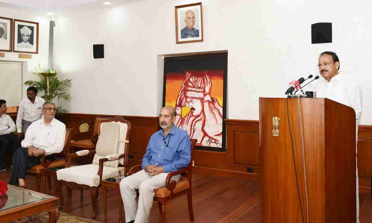 युवाओं को आलस्‍यपूर्ण जीवनशैली और गलत खानपान की आदतों के खतरों के प्रति सचेत करें : उपराष्ट्रपति