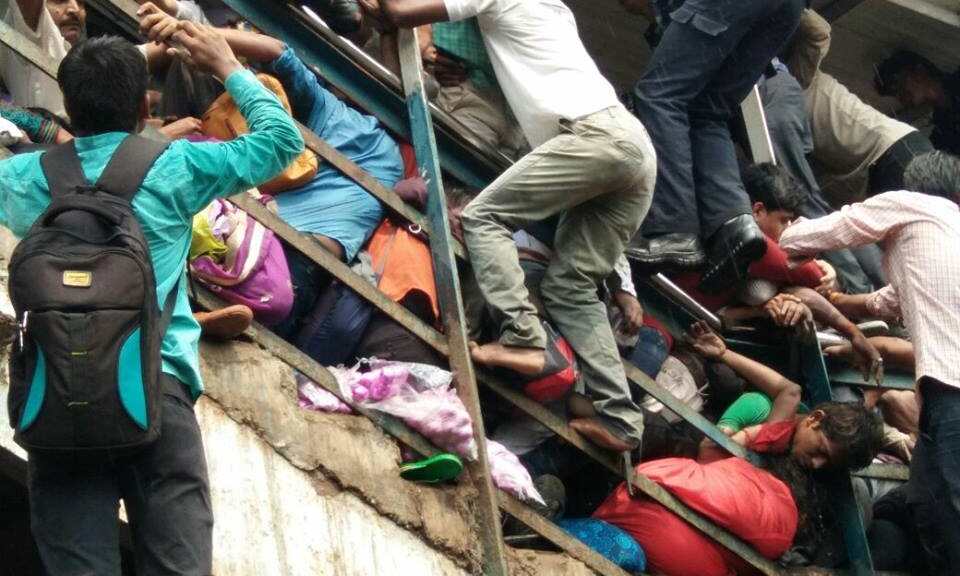 मुंबई के एलफिंस्टन रेलवे स्टेशन पर भगदड़, 22 की मौत 50 जख्मी जांच के आदेश मुआवजे का एलान